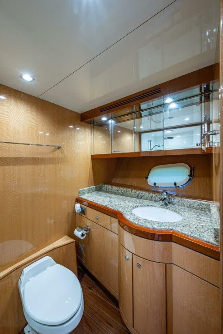Ocean Alexander 78 Somewhere In Time- Forward Stateroom Head