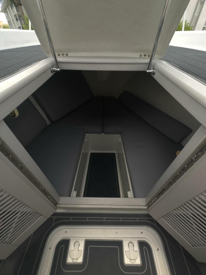 1999 Dusky 256 Center Console