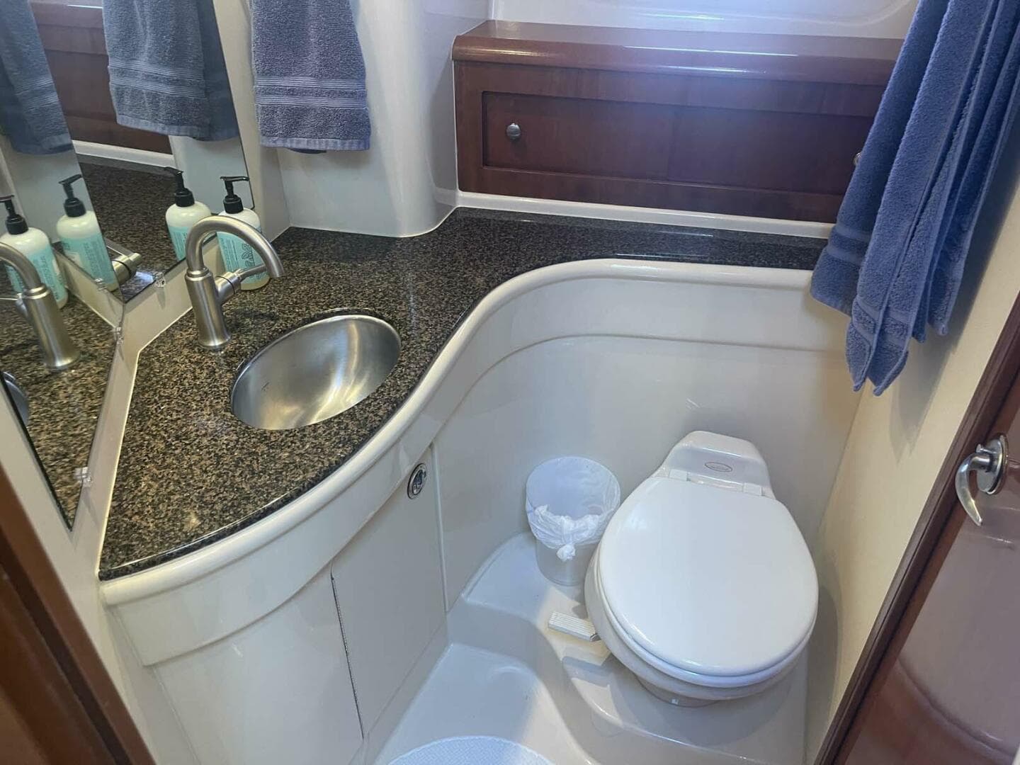 2006 Meridian 411 Sedan