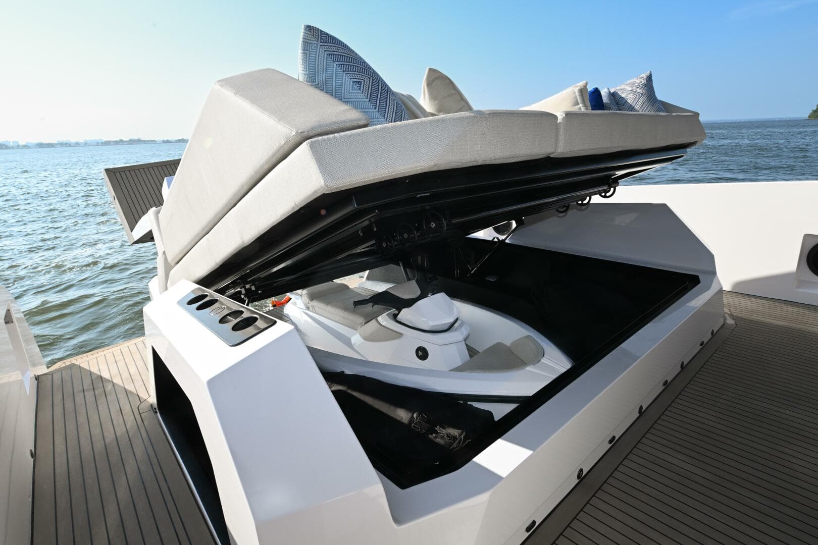 2022 Vanquish Yachts 