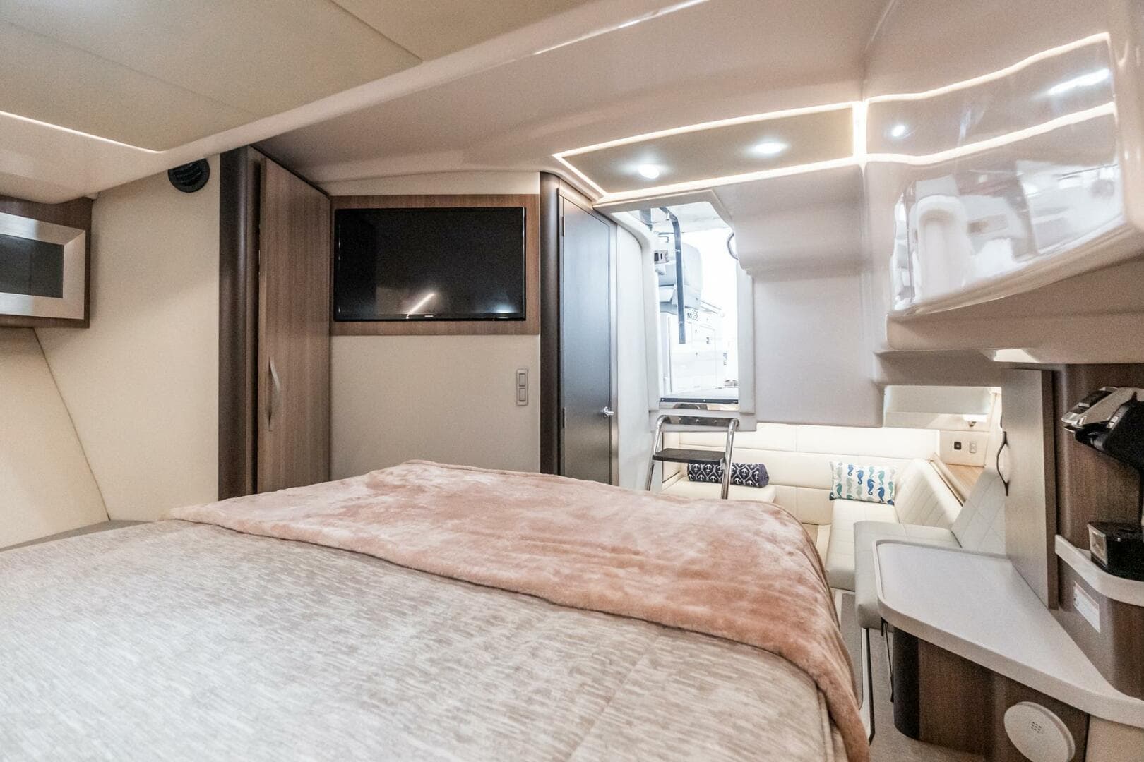 2022 Regal 36 Grande Coupe