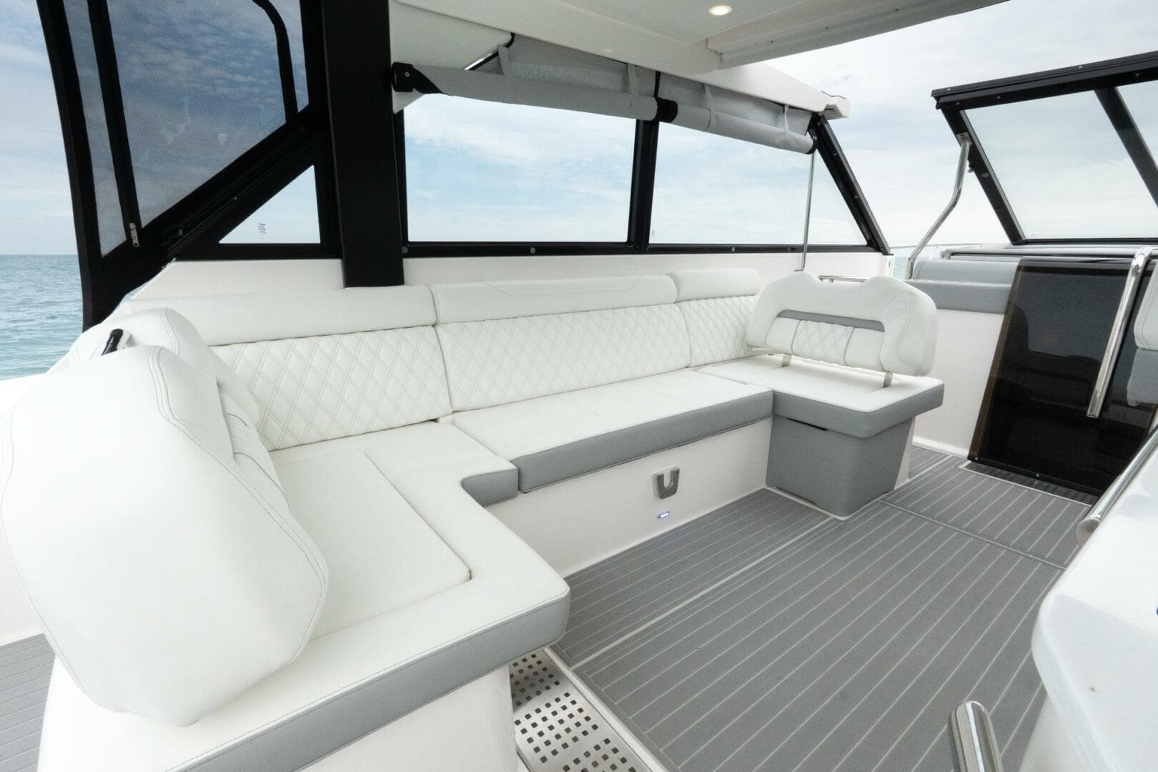 2022 Regal 36 Grande Coupe