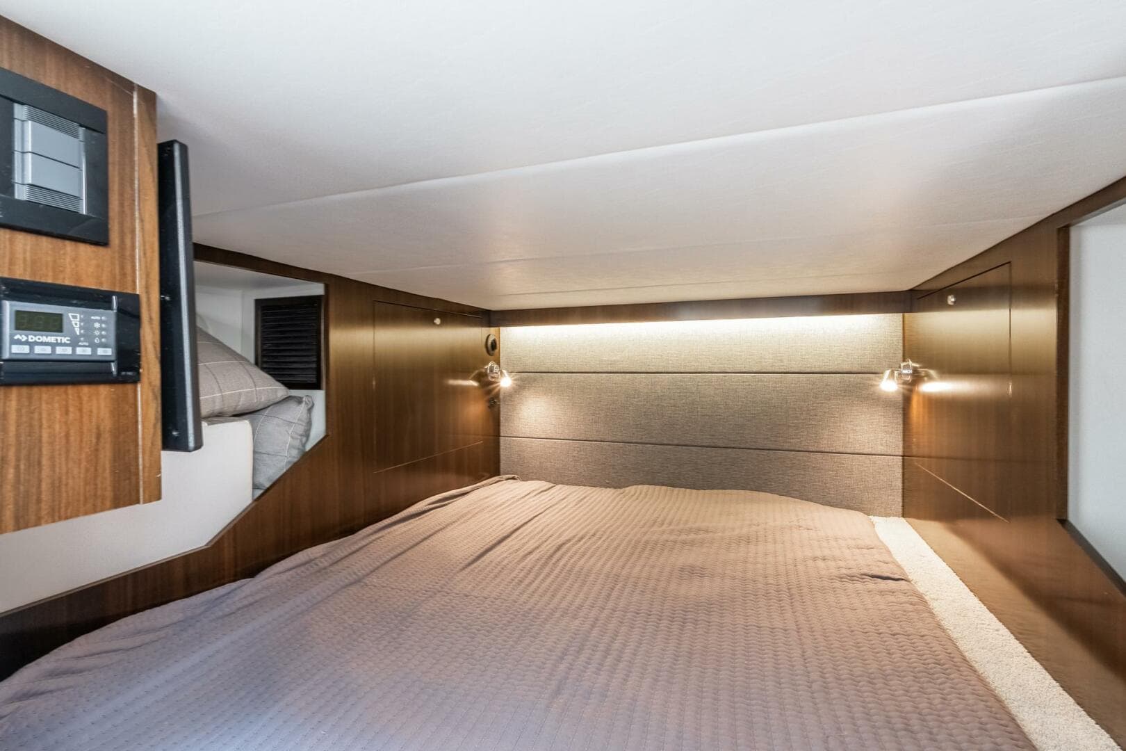 2021 Cruisers Yachts 