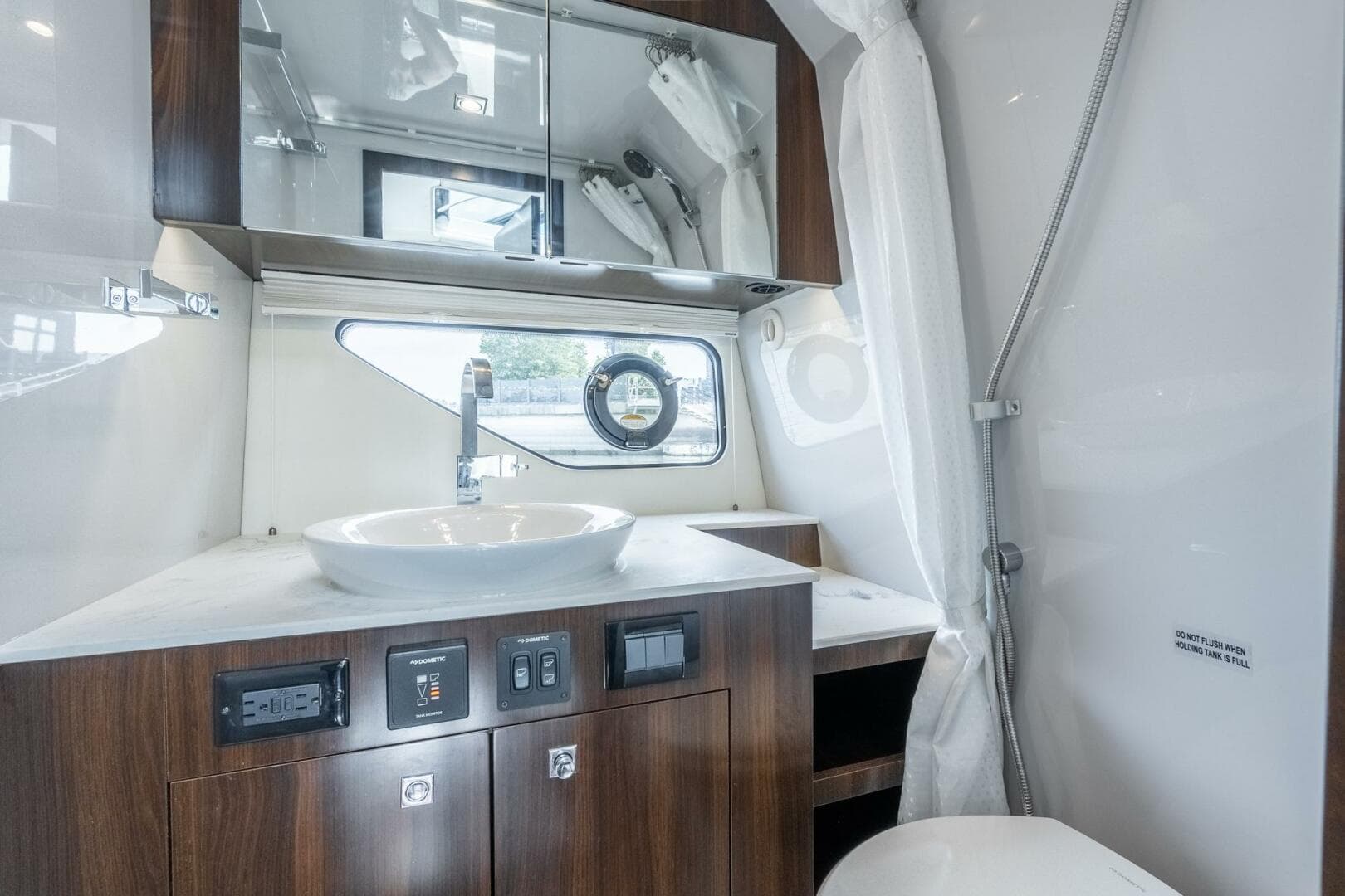 2021 Cruisers Yachts 