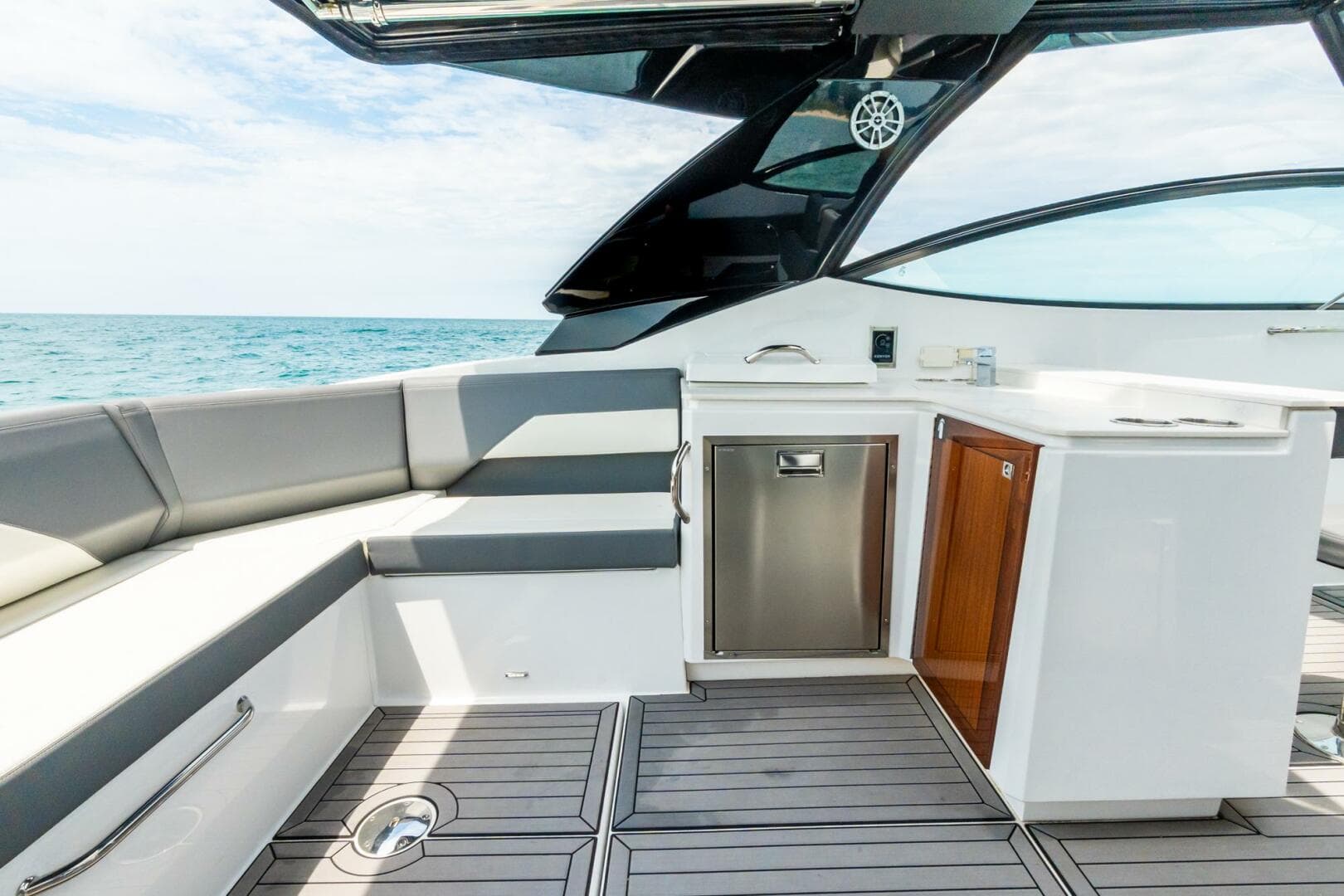 2021 Cruisers Yachts 