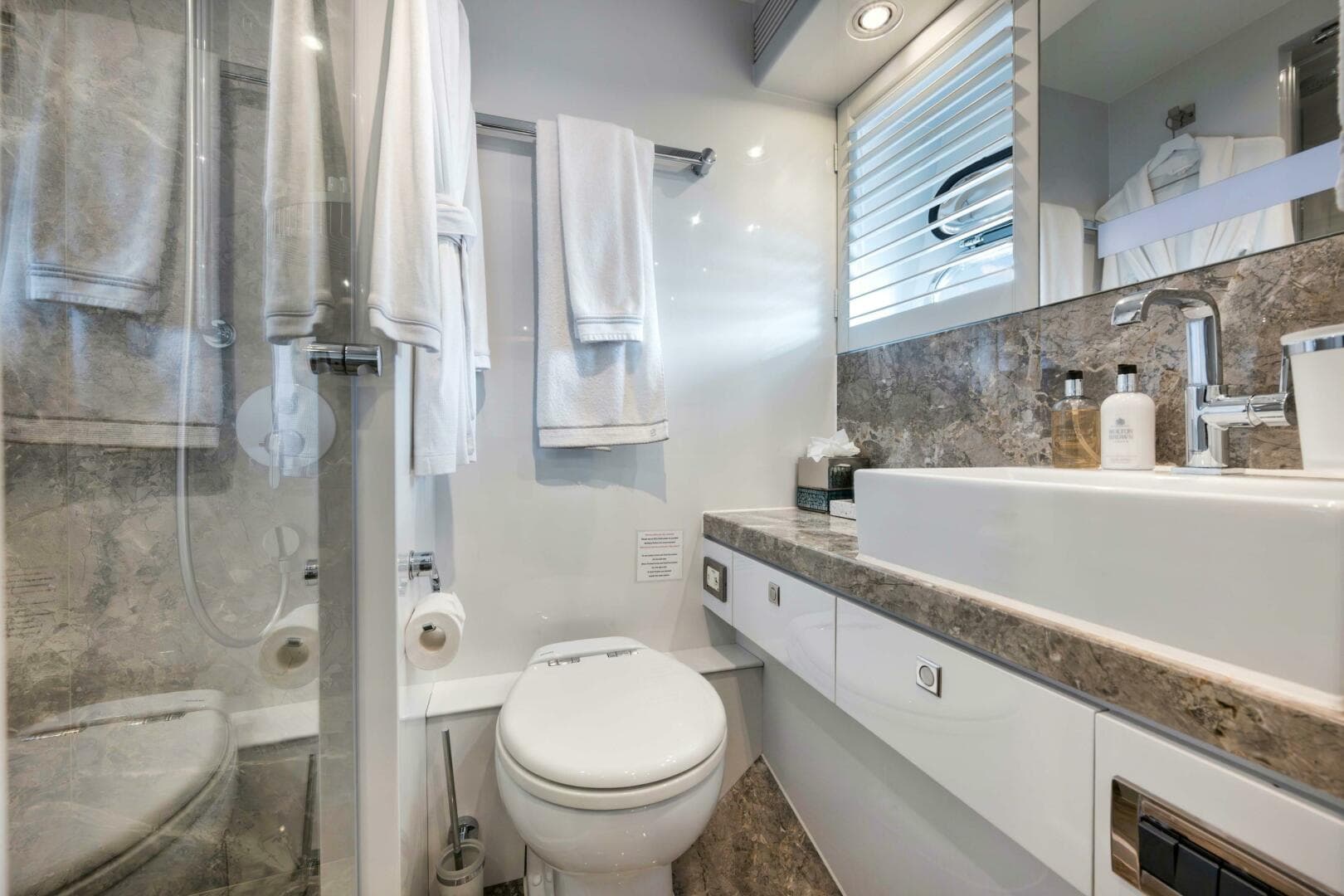 PORT GUEST TWIN ENSUITE HEAD 