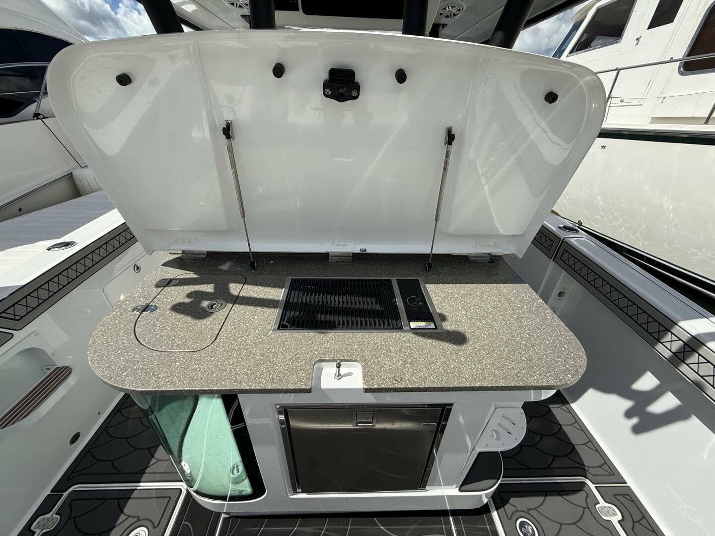 2022 Wellcraft 352 Fisherman