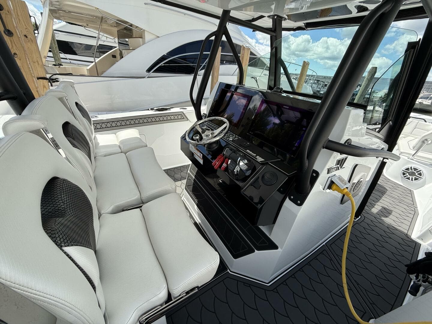 2022 Wellcraft 352 Fisherman