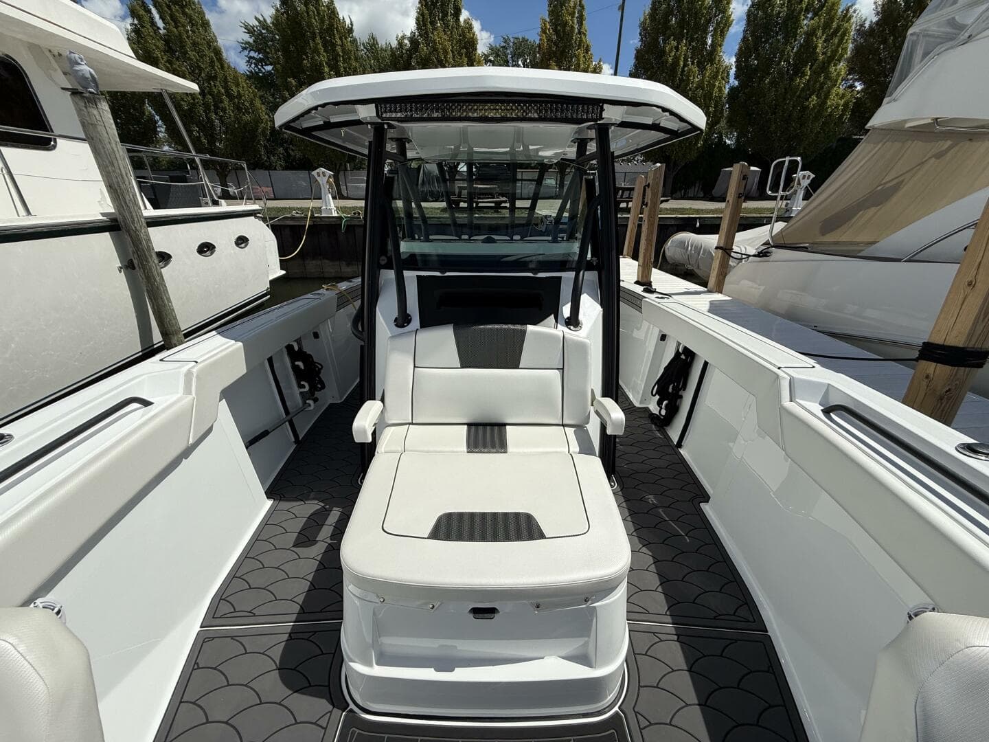 2022 Wellcraft 352 Fisherman