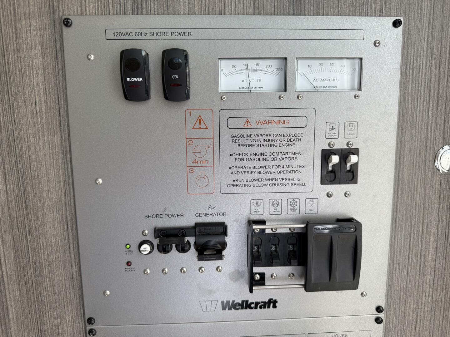 2022 Wellcraft 352 Fisherman