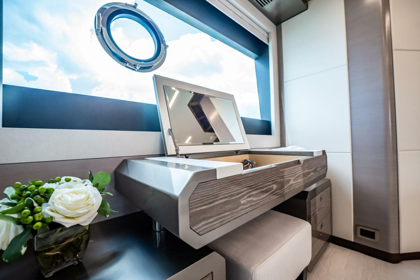 2021 Ocean Alexander 27 Explorer