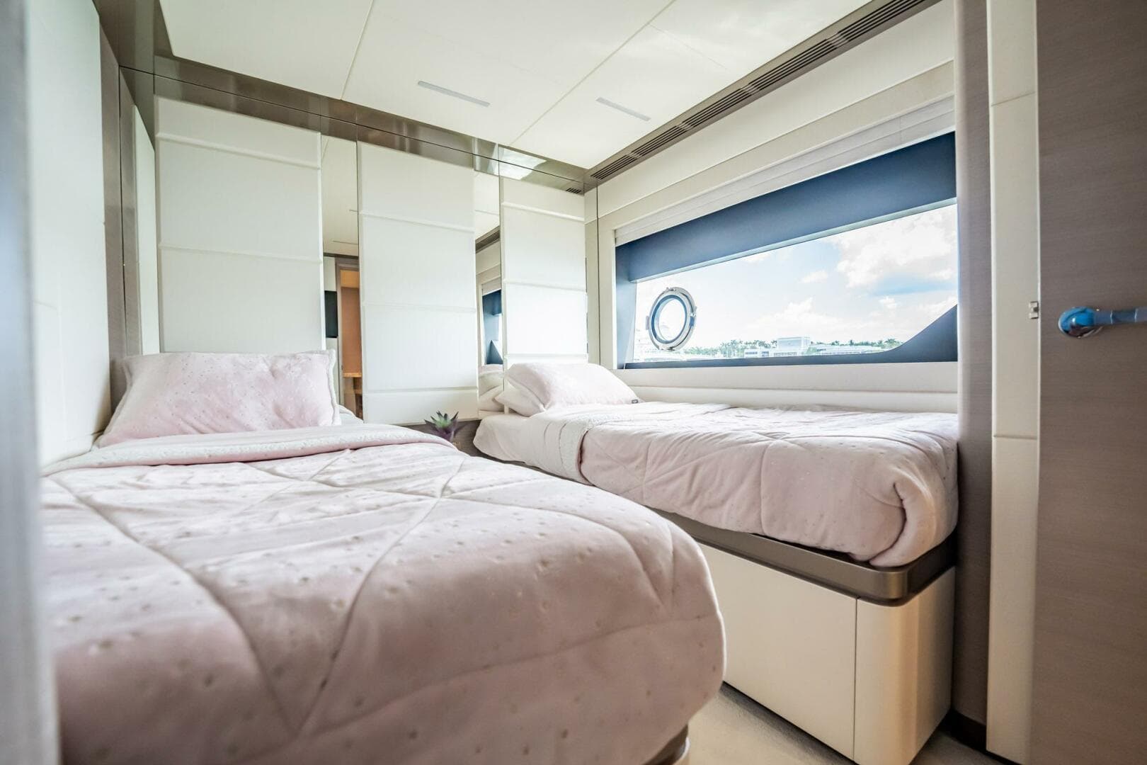 2021 Ocean Alexander 27 Explorer