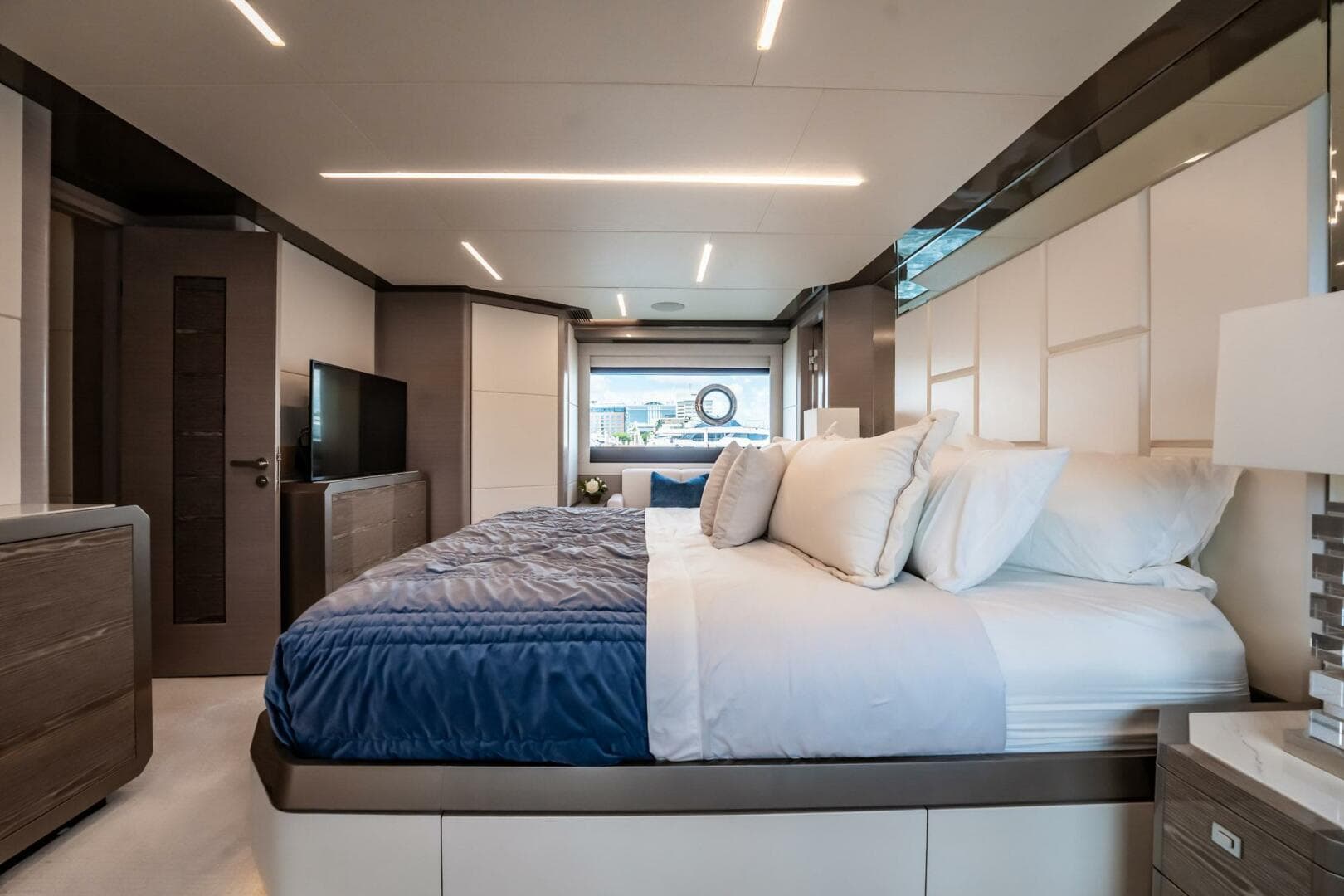 2021 Ocean Alexander 27 Explorer