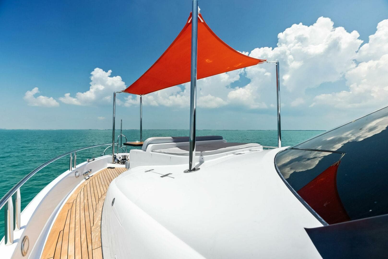 2006 Lazzara Yachts 84 Skylounge