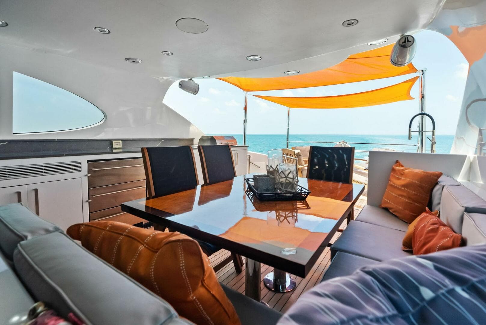 2006 Lazzara Yachts 84 Skylounge