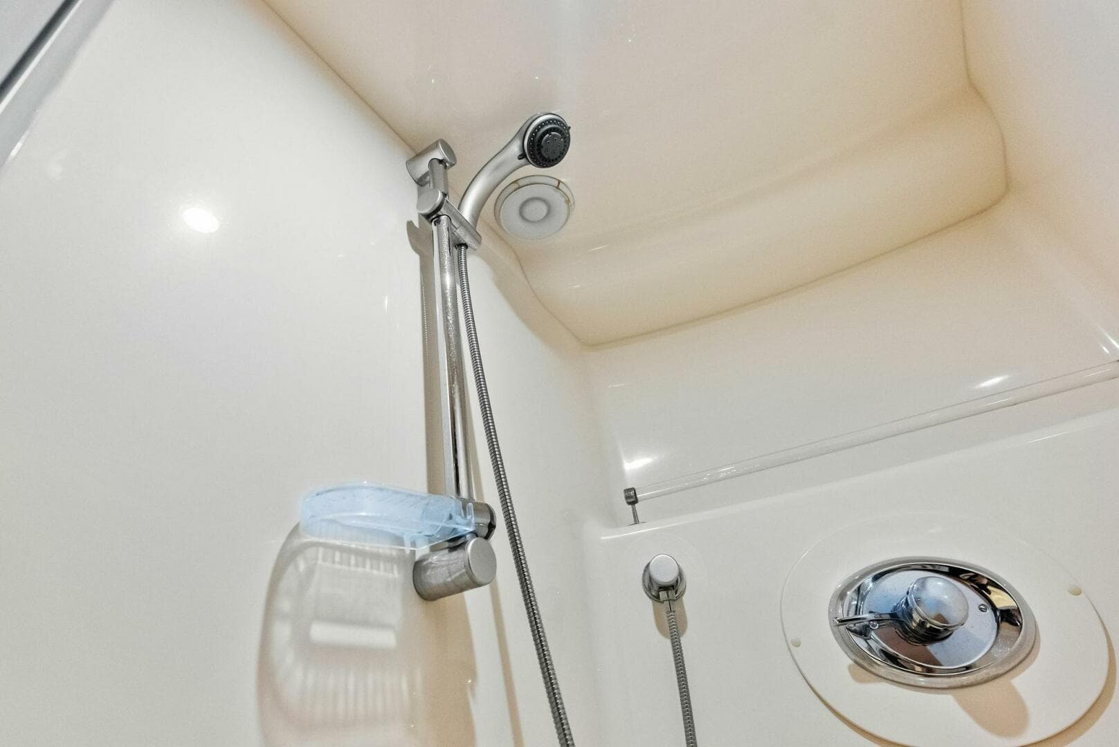 2006 Lazzara Yachts 84 Skylounge