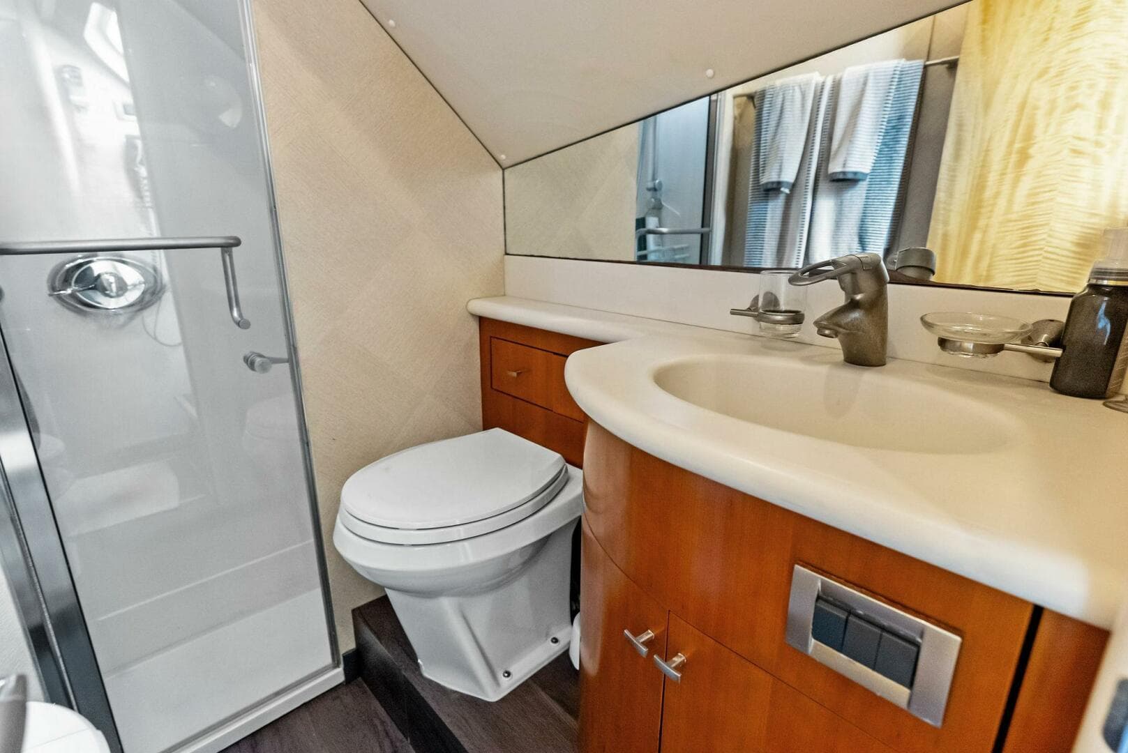 2006 Lazzara Yachts 84 Skylounge