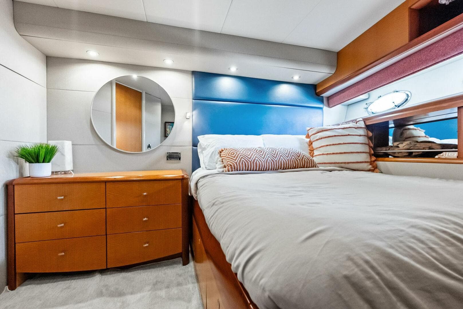 2006 Lazzara Yachts 84 Skylounge