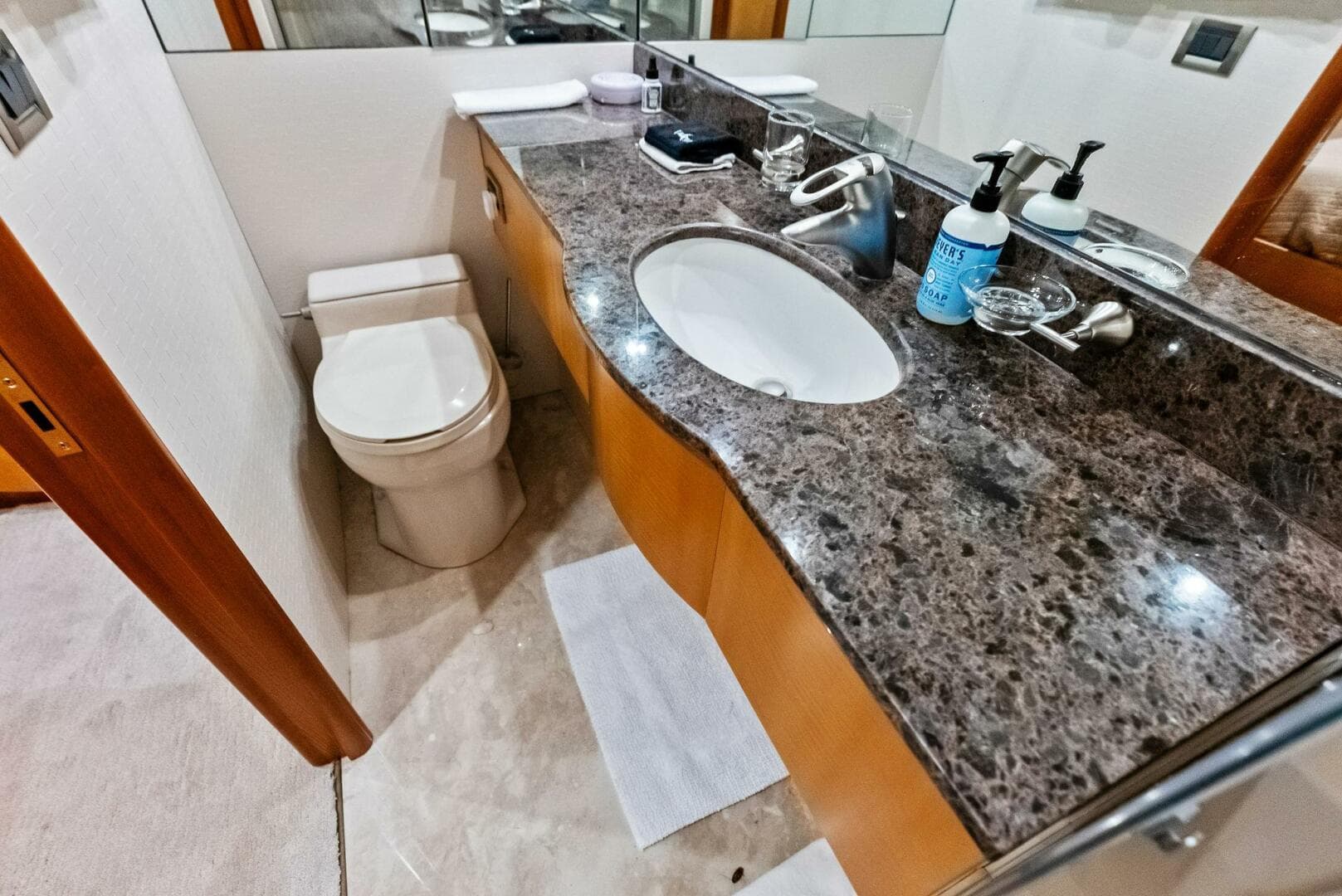 2006 Lazzara Yachts 84 Skylounge