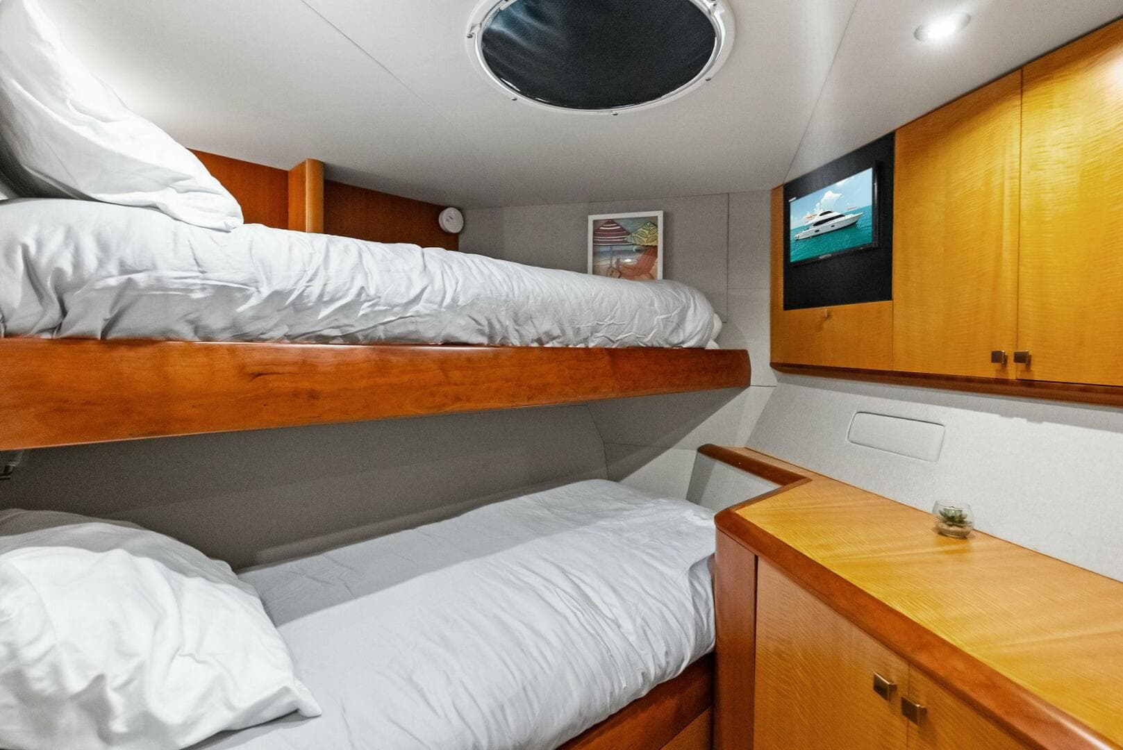 2006 Lazzara Yachts 84 Skylounge