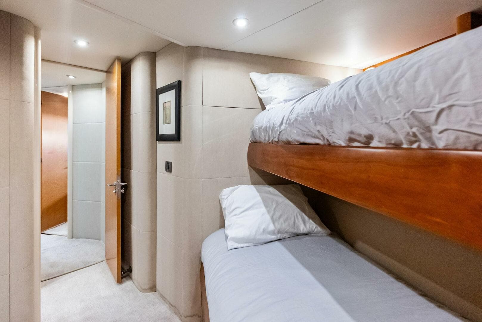 2006 Lazzara Yachts 84 Skylounge