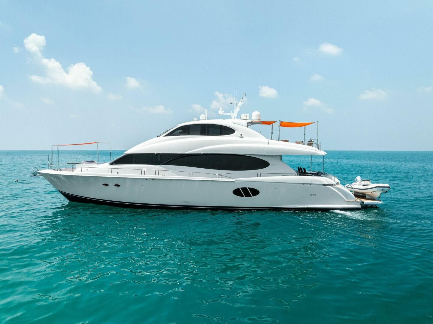 2006 Lazzara Yachts 84 Skylounge