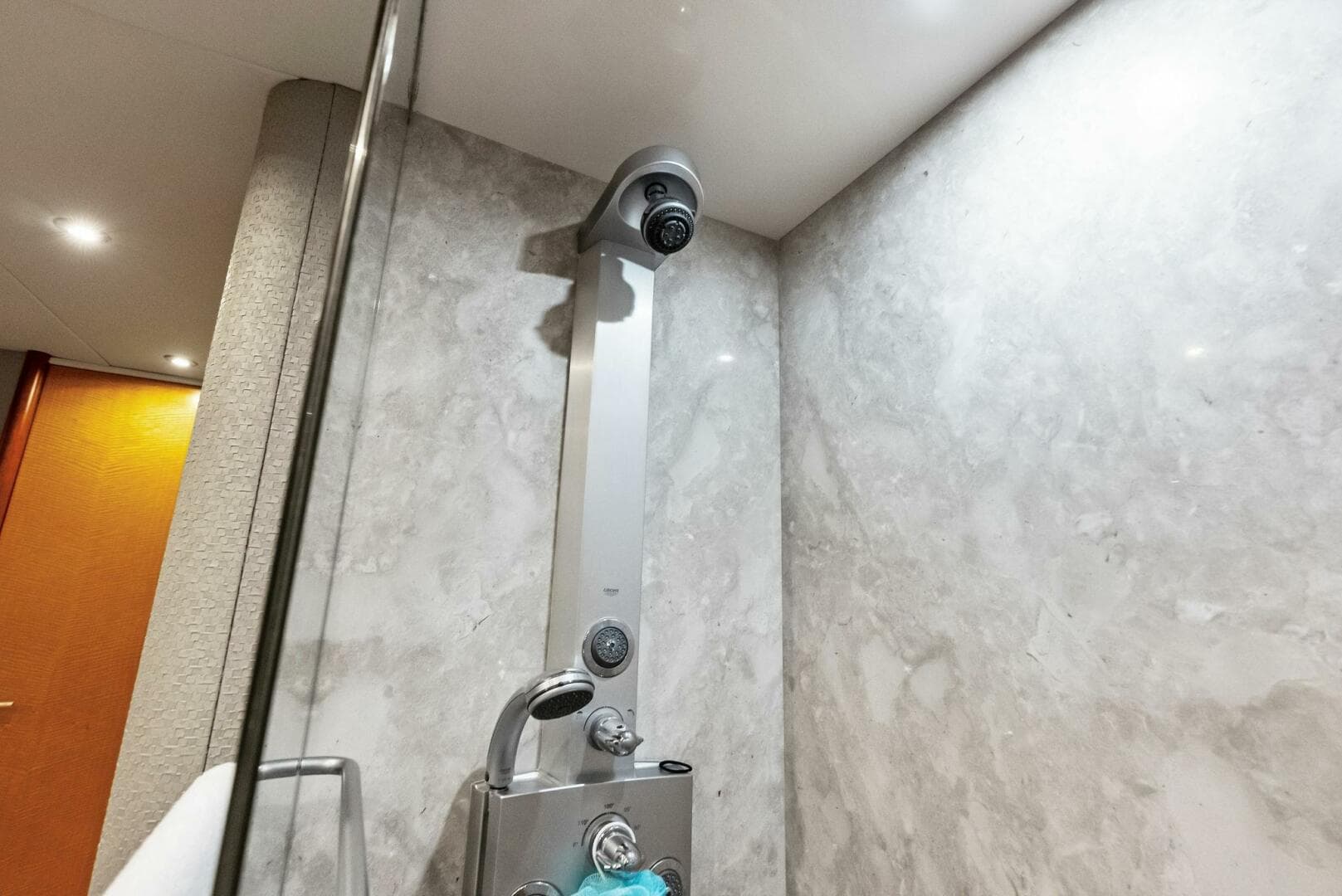 2006 Lazzara Yachts 84 Skylounge