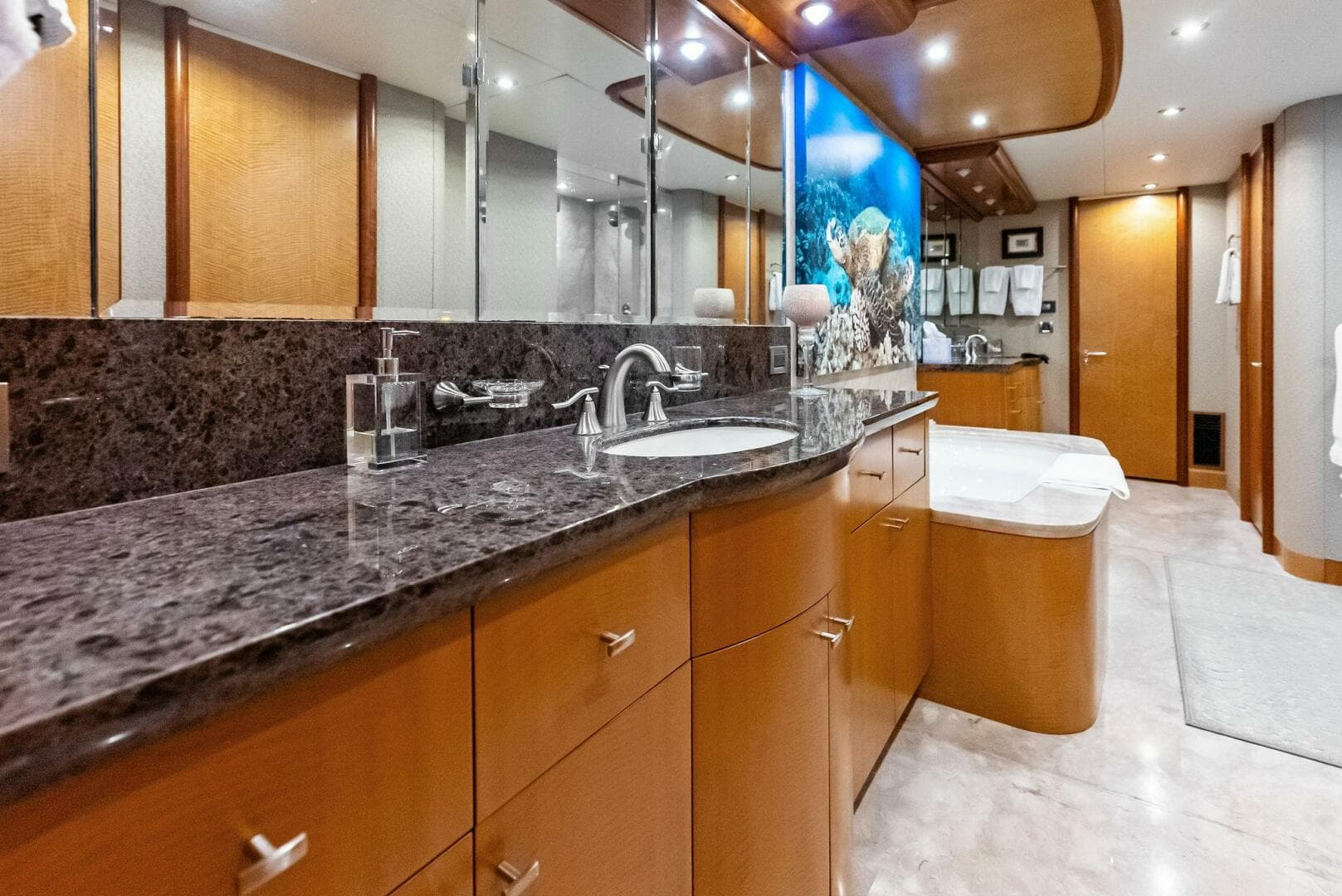 2006 Lazzara Yachts 84 Skylounge