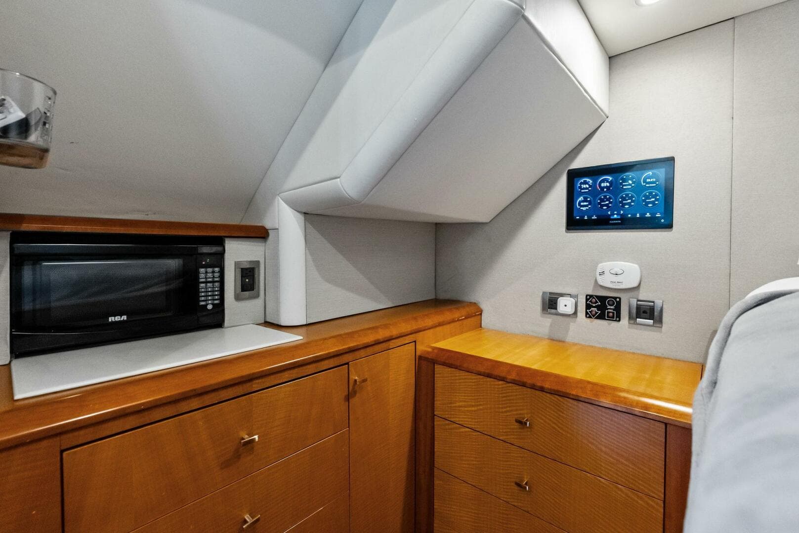 2006 Lazzara Yachts 84 Skylounge