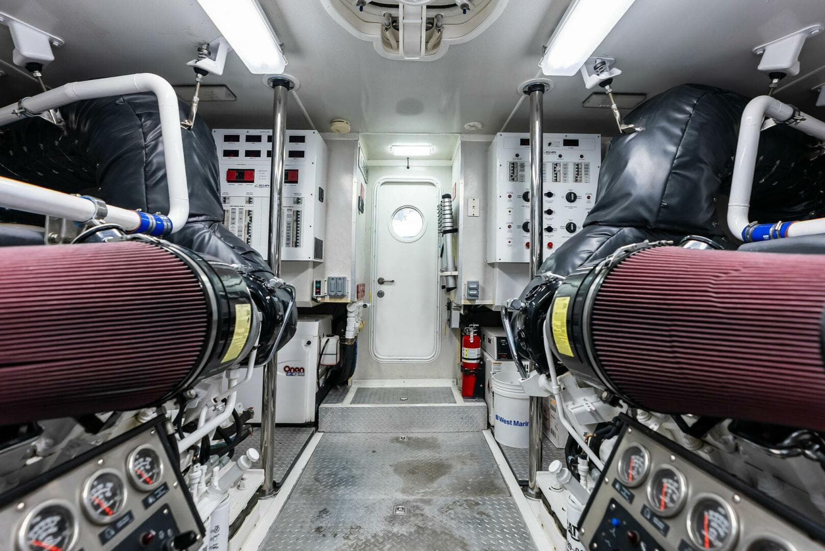 2006 Lazzara Yachts 84 Skylounge