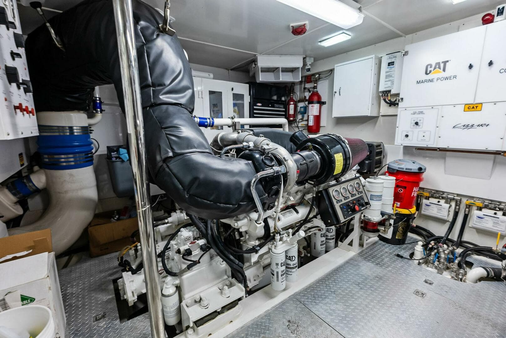 2006 Lazzara Yachts 84 Skylounge