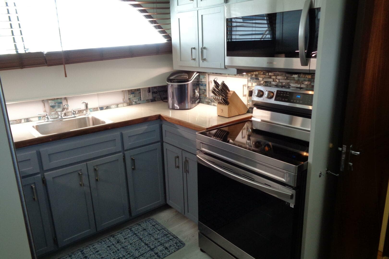 1987 Hatteras 70 Cockpit Motor Yacht