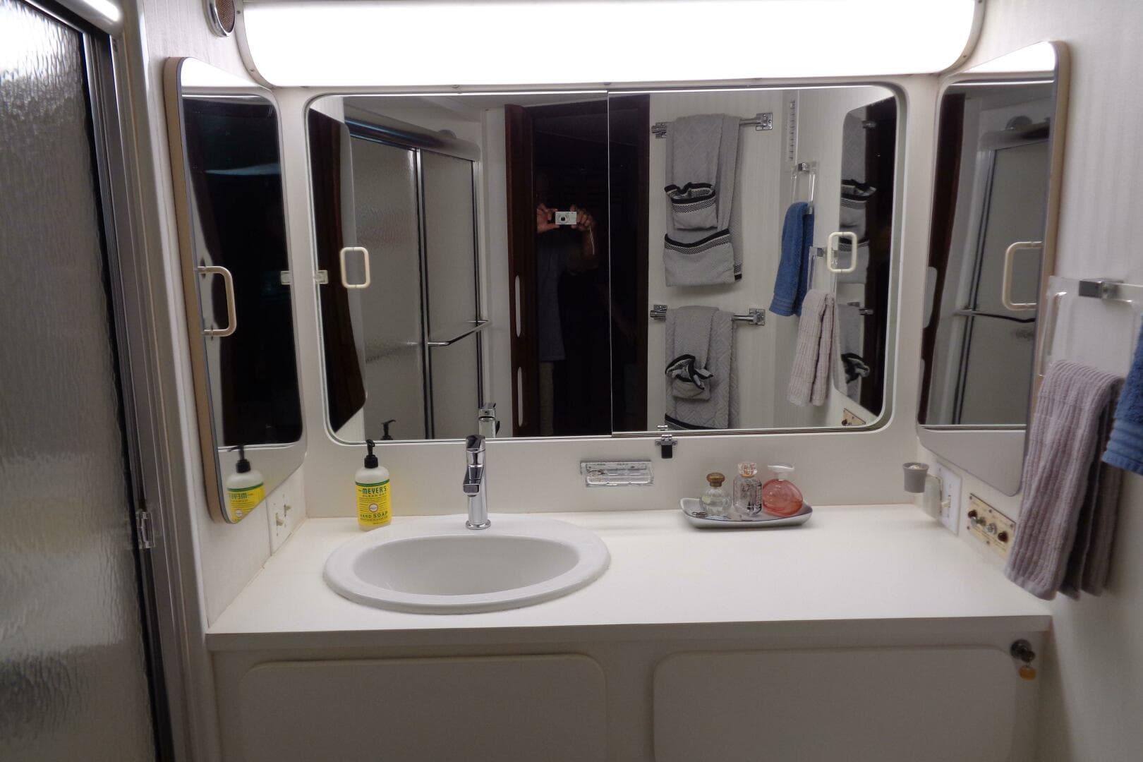 1987 Hatteras 70 Cockpit Motor Yacht