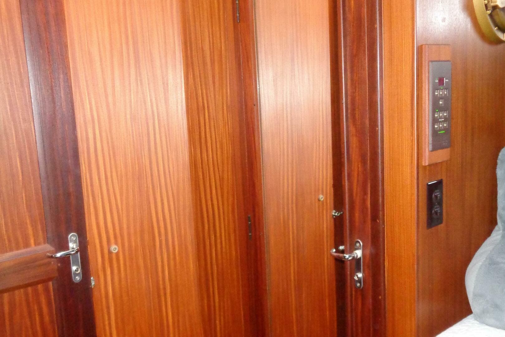 1987 Hatteras 70 Cockpit Motor Yacht