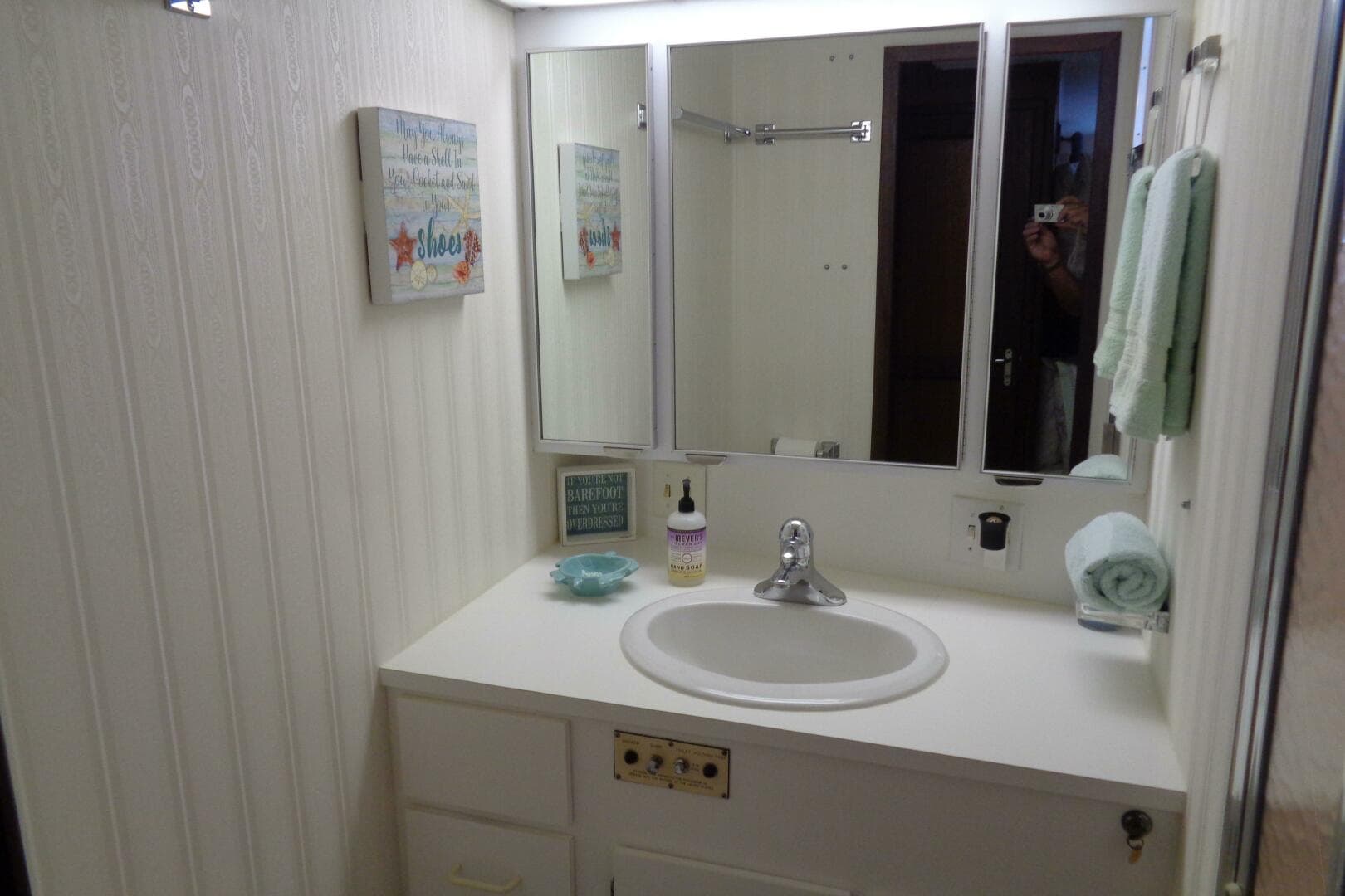 1987 Hatteras 70 Cockpit Motor Yacht