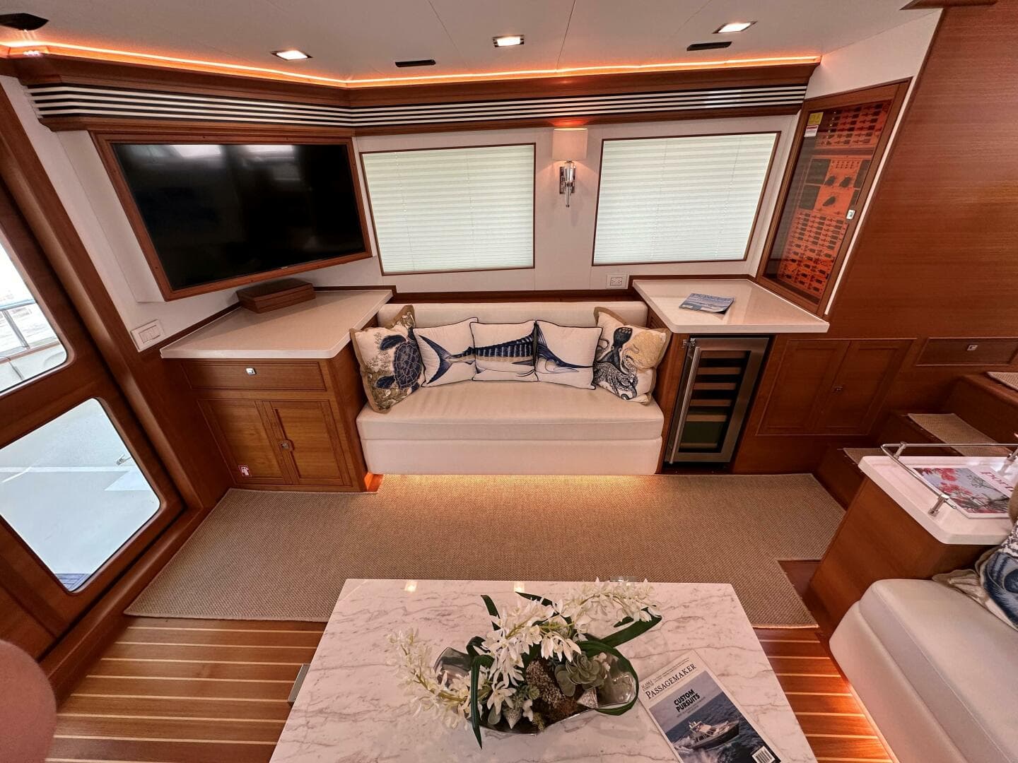 Salon Looking to Port