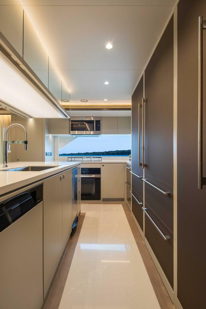 The New Horizon FD90 Split-Use Skylounge Hull 34