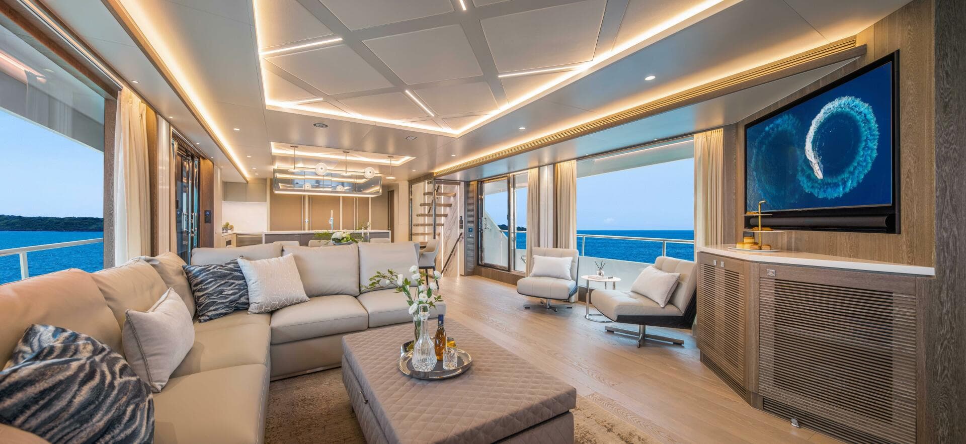 The New Horizon FD90 Split-Use Skylounge Hull 34