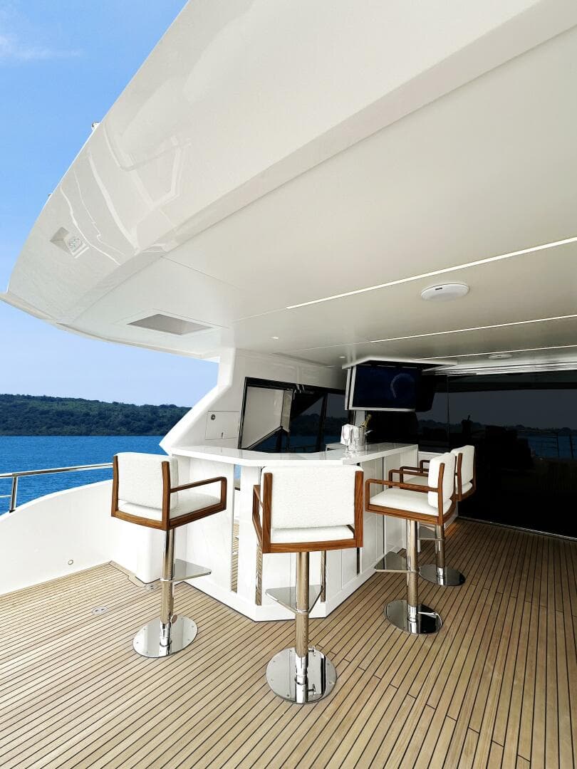The New Horizon FD90 Split-Use Skylounge Hull 34
