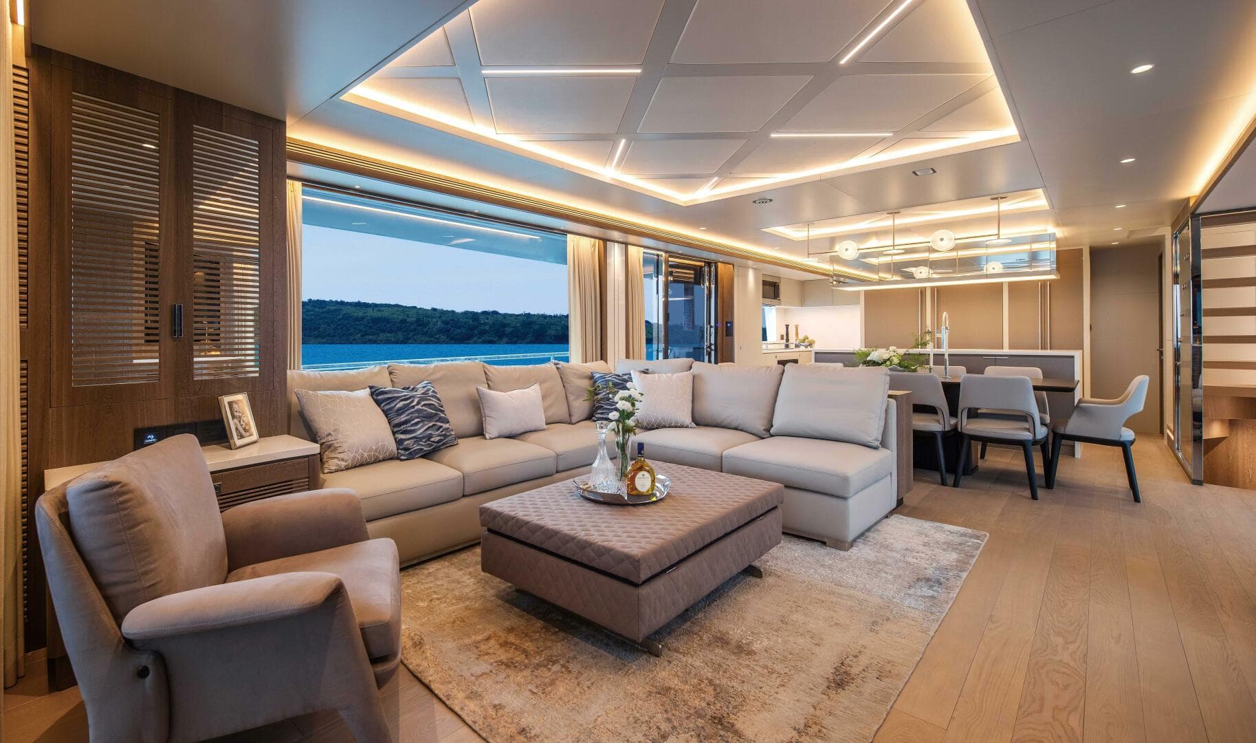 The New Horizon FD90 Split-Use Skylounge Hull 34