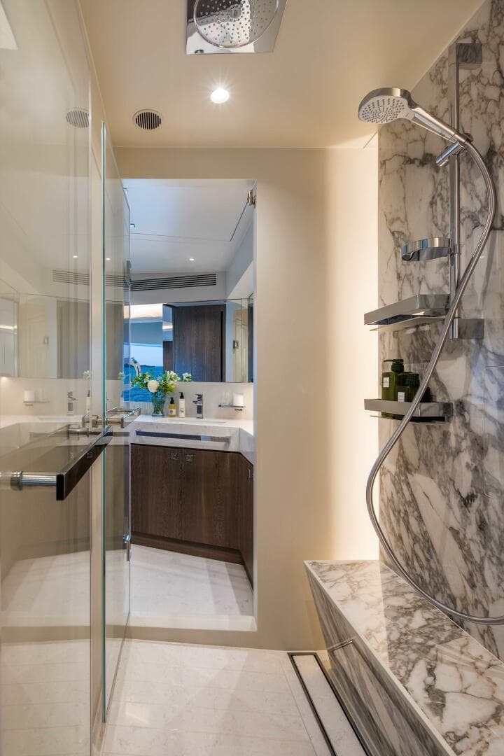 The New Horizon FD90 Split-Use Skylounge Hull 34