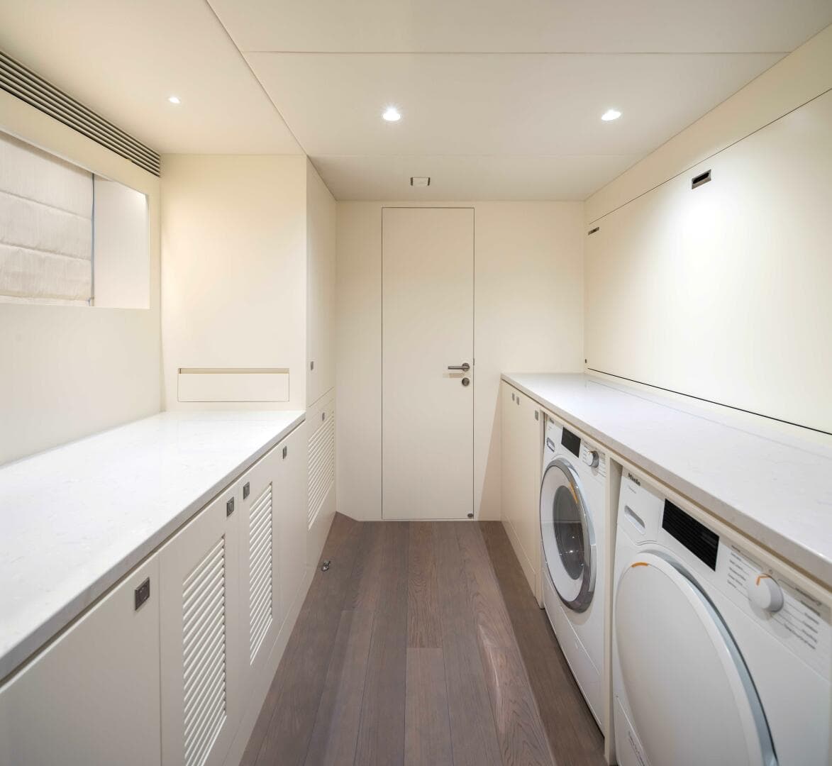 The New Horizon FD90 Split-Use Skylounge Hull 34