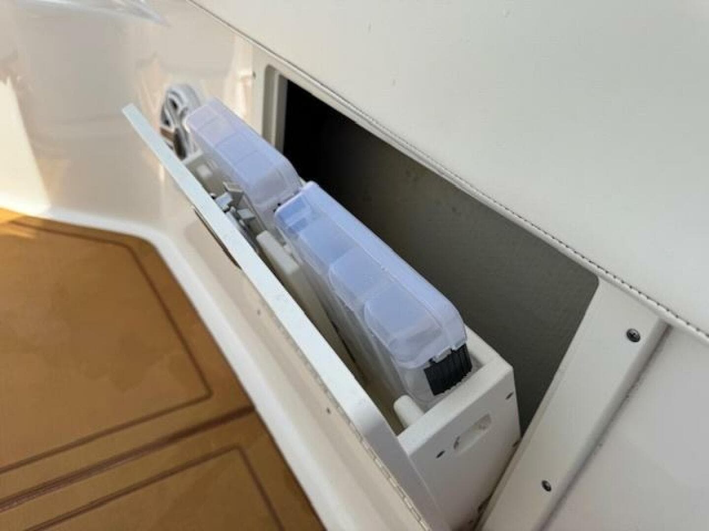 2021 Robalo R242 Center Console