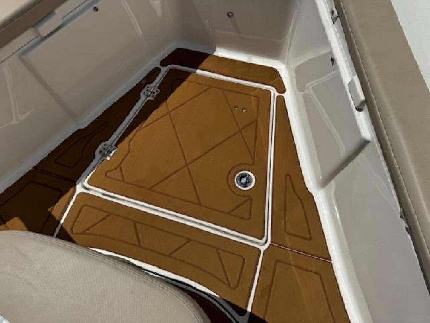 2021 Robalo R242 Center Console