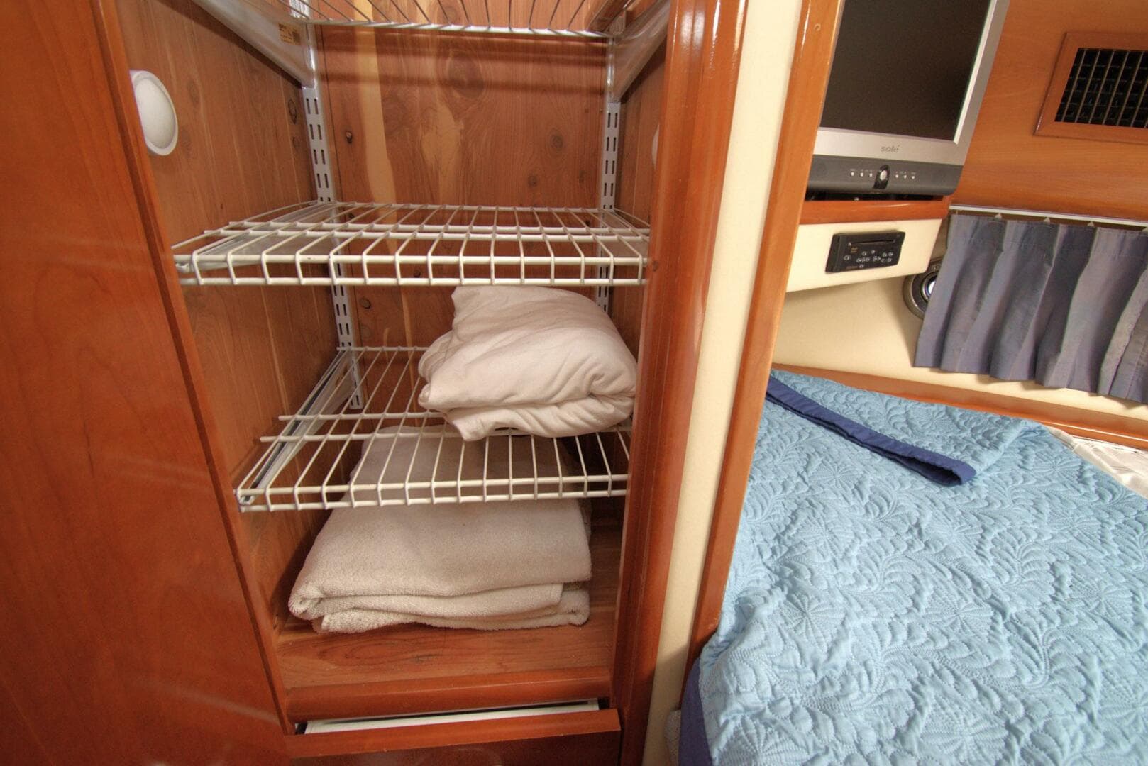 2005 Carver 444 Cockpit Motor Yacht