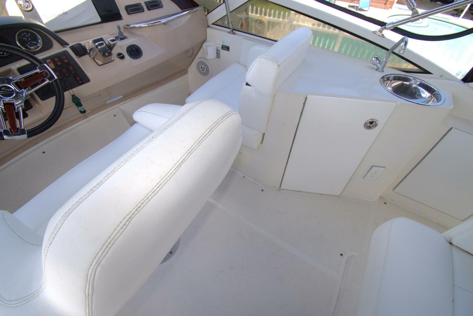 2005 Carver 444 Cockpit Motor Yacht