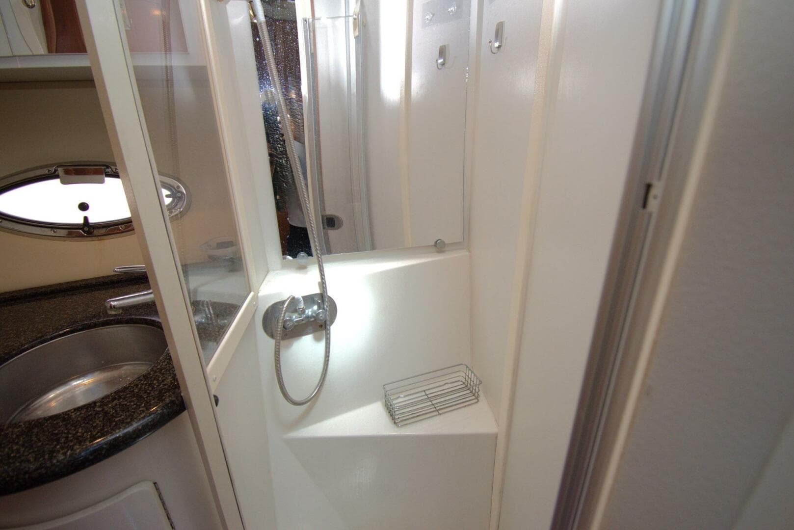 2005 Carver 444 Cockpit Motor Yacht