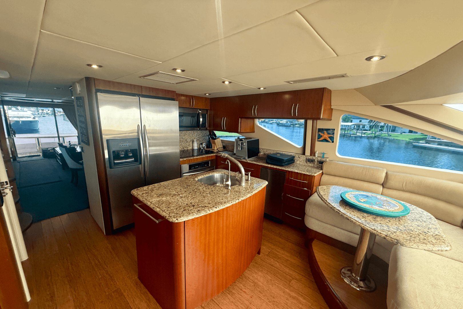 2005  68 FLYBRIDGE