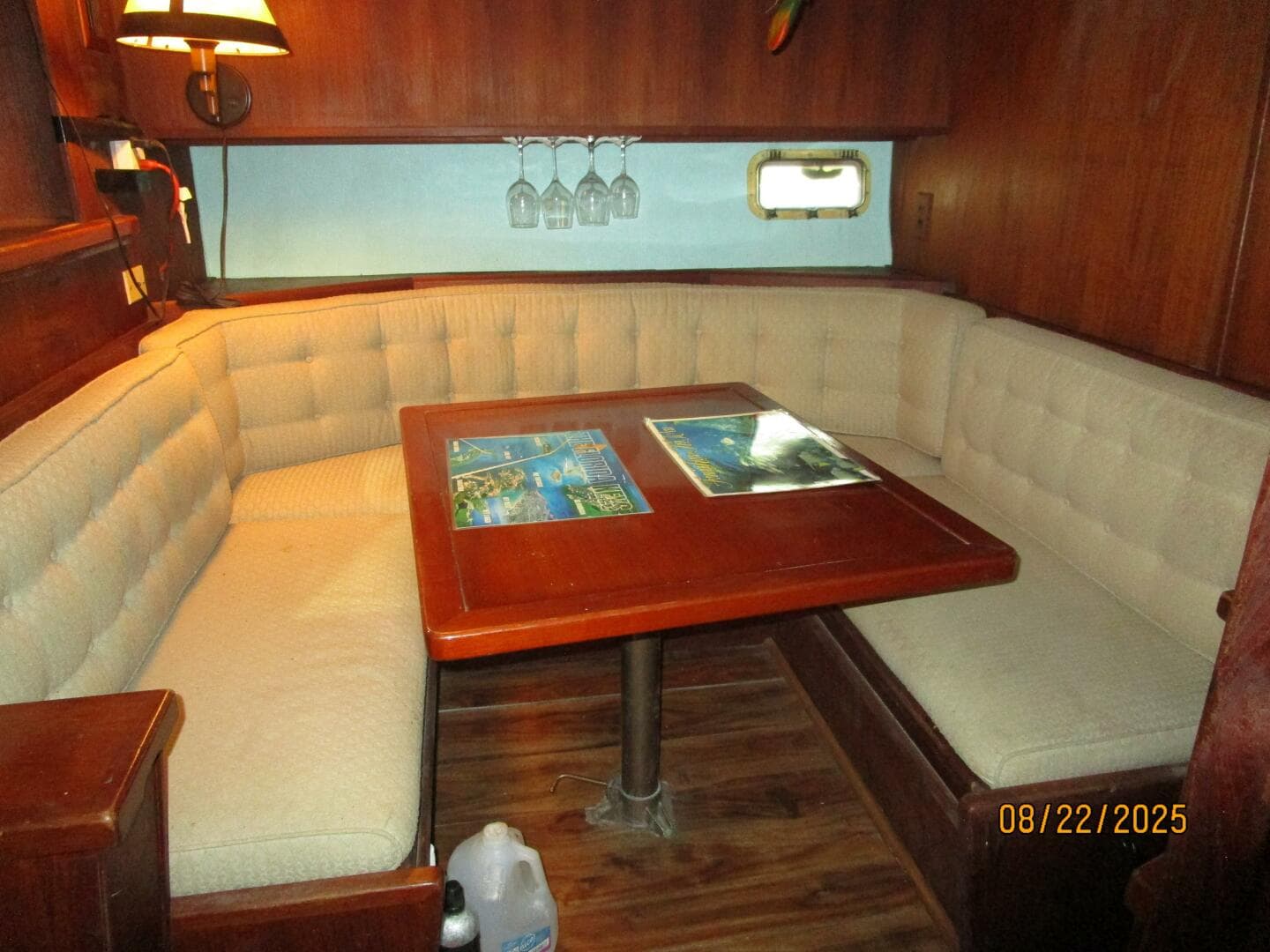 44' Viking dinette2