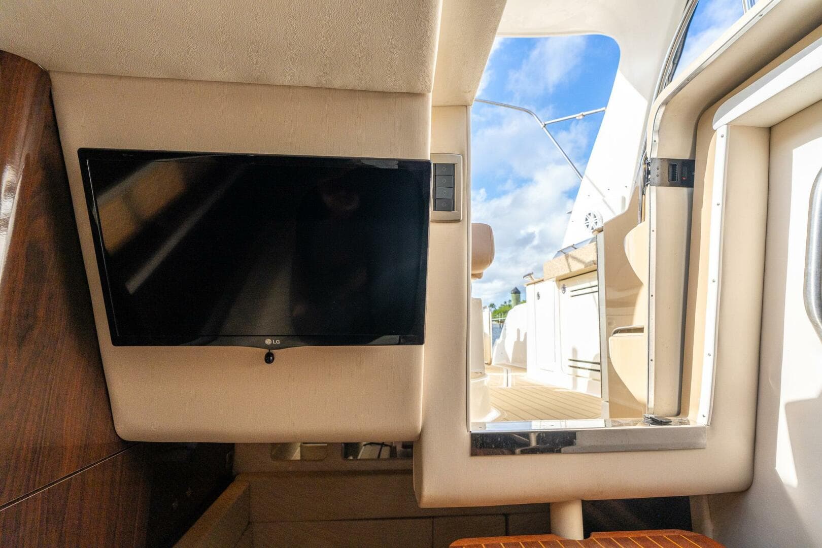 2016 Sea Ray 330 Sundancer